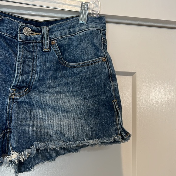 BDG Indigo mid rise breezy short Frayed Hem Jean Shorts button fly size 24. - Picture 3 of 12